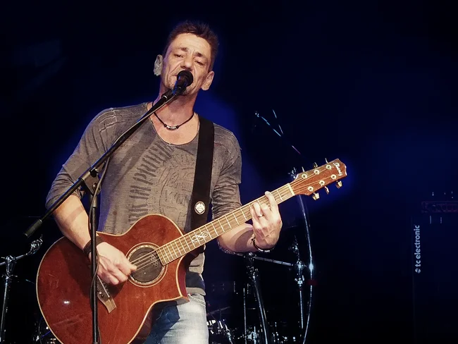 Dee live: Im blauen Licht, Gesang und akustische Gitarre
