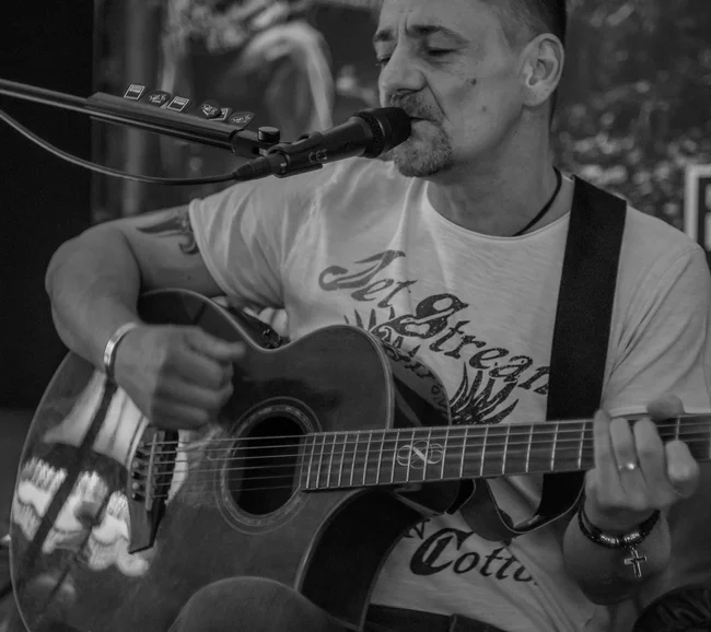 Dee live: Ganz nah, Gesang und akustische Gitarre