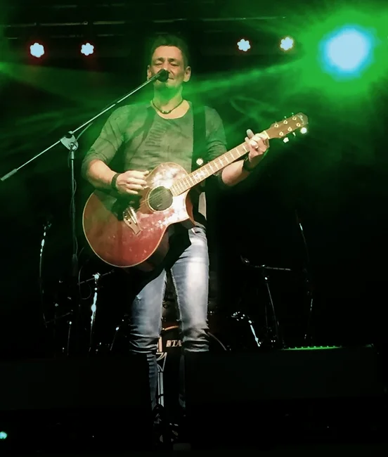 Dee live: Unter Strom, Gesang und akustische Gitarre