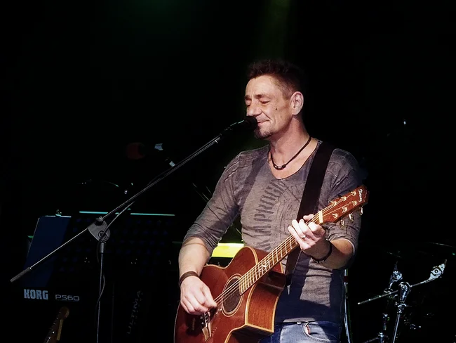 Dee live: Der leise Moment, Gesang und akustische Gitarre