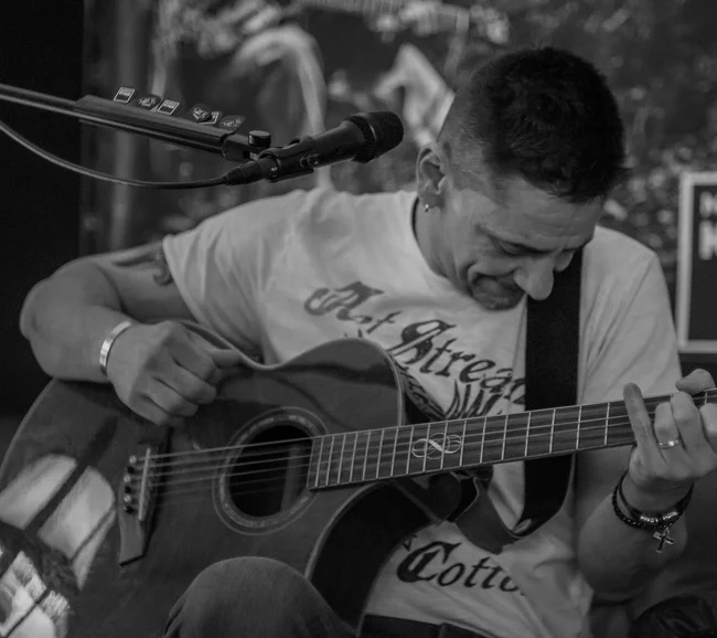 Dee live: Im Anschlag, Gesang und akustische Gitarre