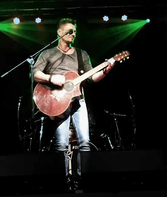 Dee live: Lichtstrahlen, Gesang und akustische Gitarre