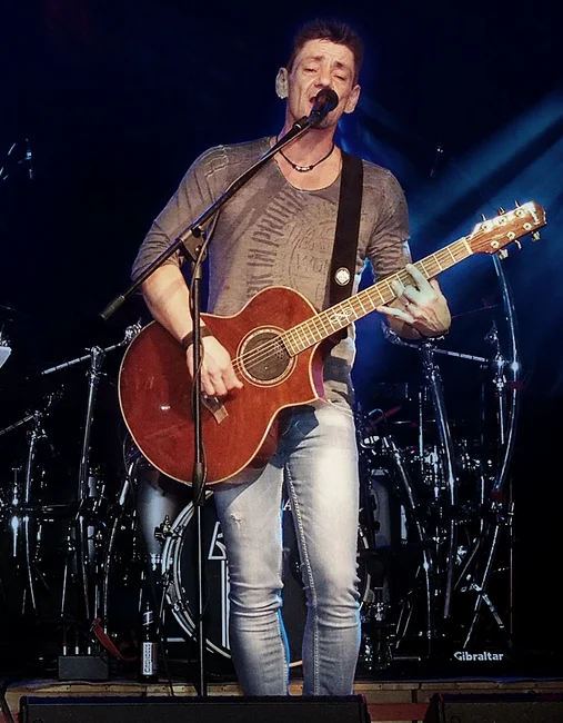 Dee live: Eine Stimme, Gesang und akustische Gitarre