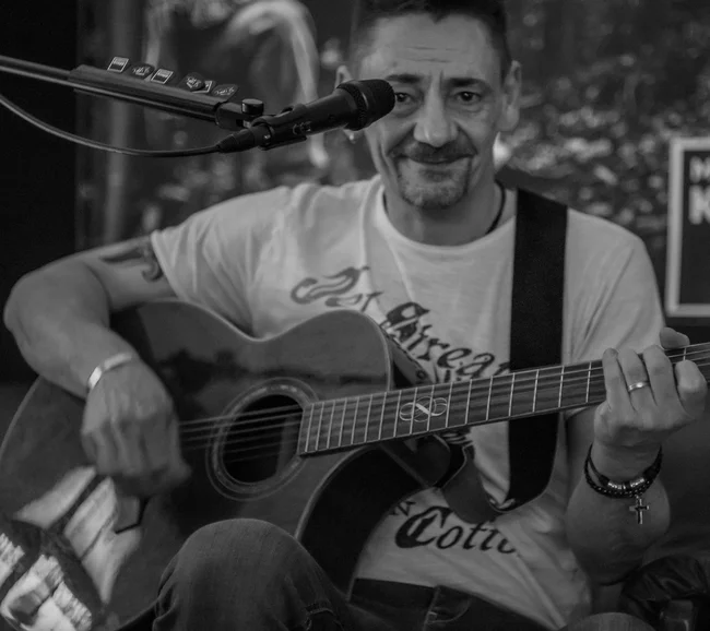 Dee live: Zwischen zwei Songs, Gesang und akustische Gitarre