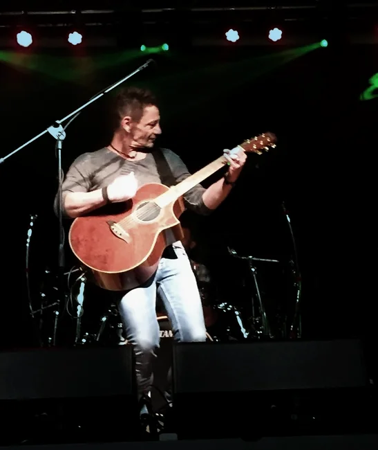 Dee live: Sechs Saiten, Gesang und akustische Gitarre