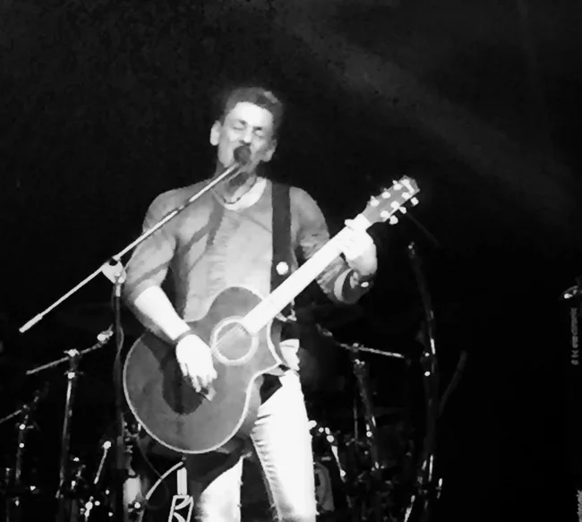 Dee live: Rotlicht & Nachhall, Gesang und akustische Gitarre