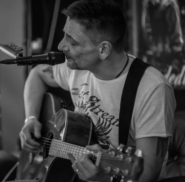 Dee live: Am Mikrofon, Gesang und akustische Gitarre