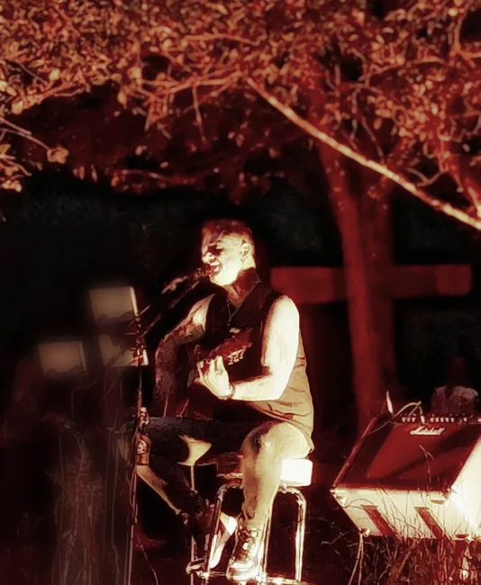 Dee beim Lagerfeuer-Gig: Feuer & Stimme