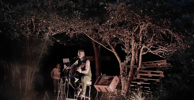 Dee beim Lagerfeuer-Gig: Die Nacht als Bühne