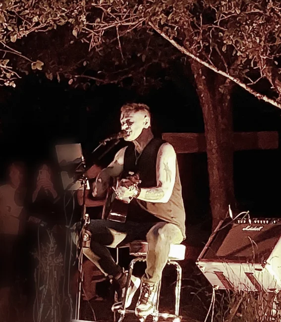 Dee beim Lagerfeuer-Gig: Draussen im Song