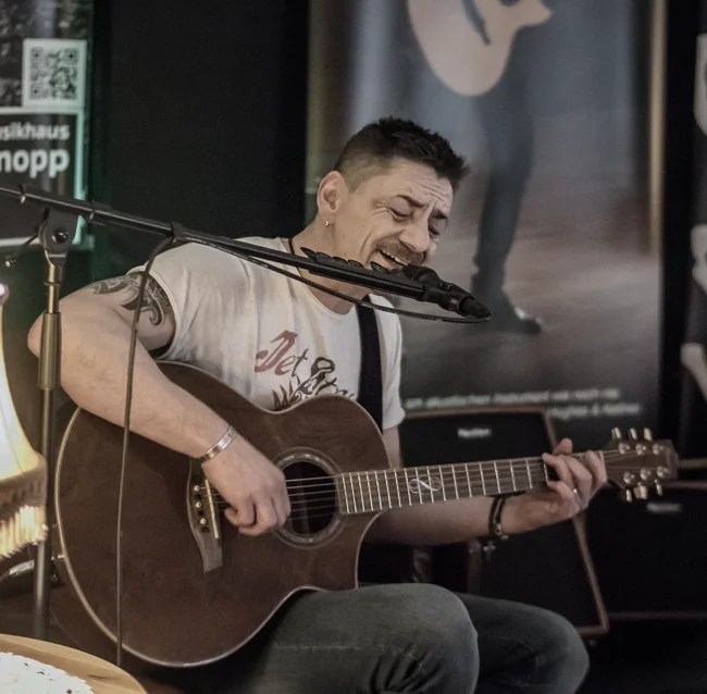 Dee live mit Gitarre: Ein kleiner Raum, viel Musik