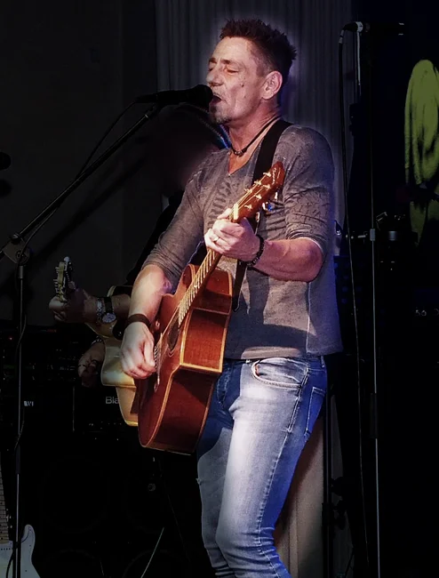 Dee live mit Gitarre: Von der Seite