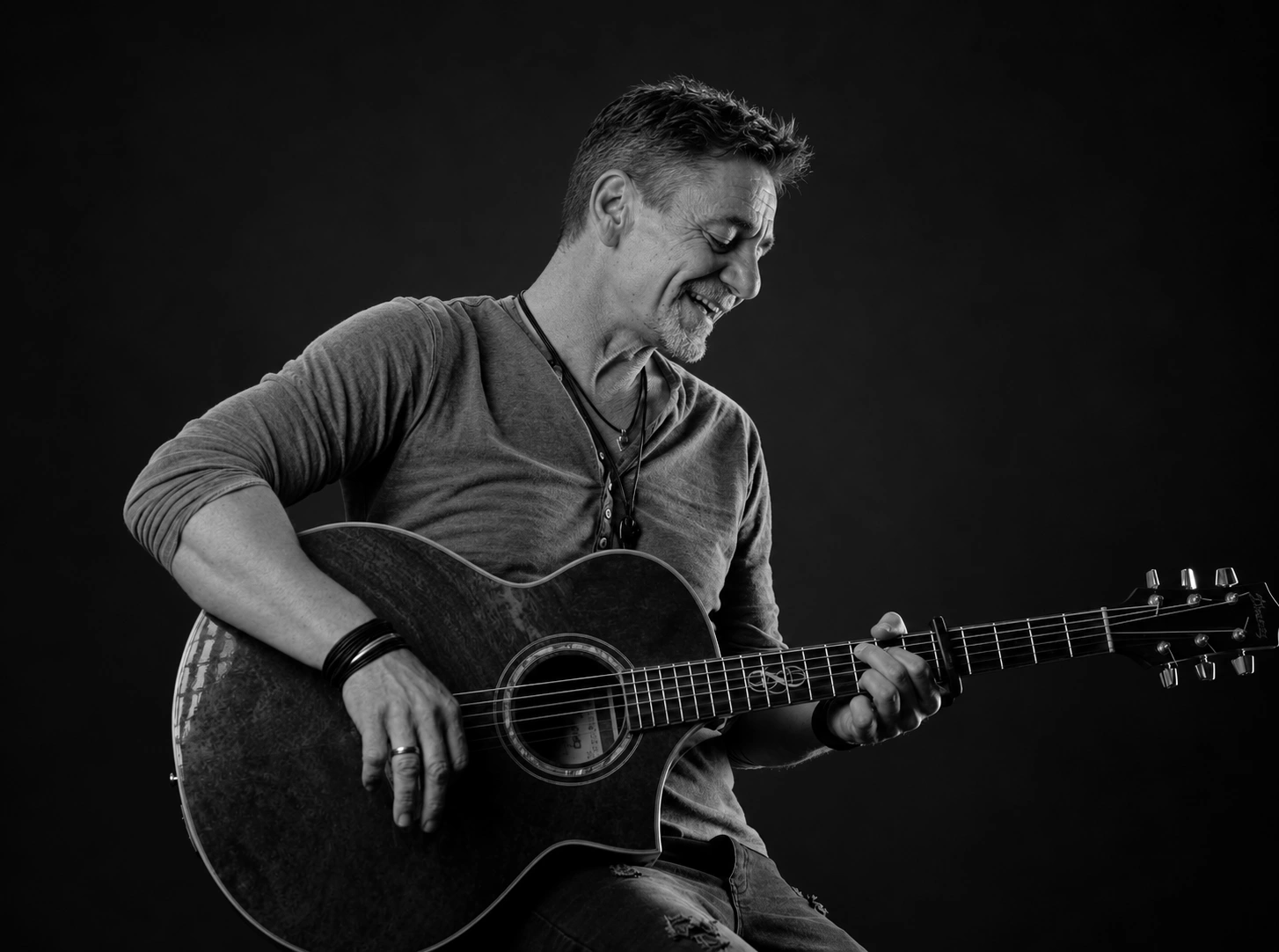Dee und seine akustische Gitarre